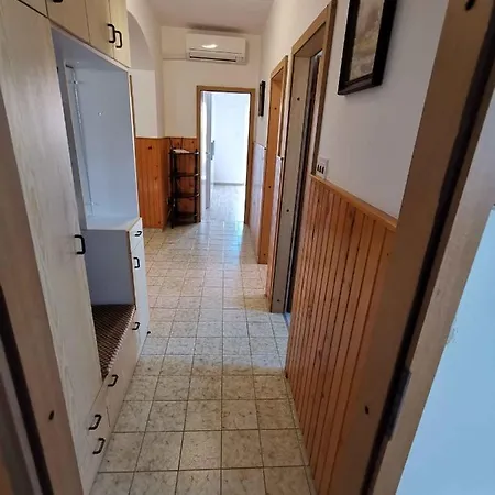 In With Four-bedrooms 1 Apartment