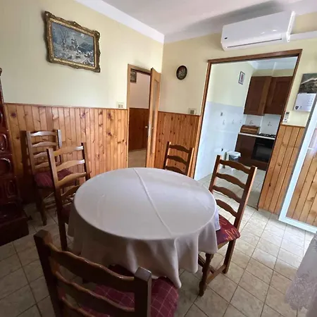 In With Four-bedrooms 1 Apartamento